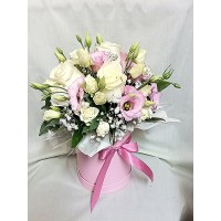 Букет от 7 бр бели рози ,декорирани с нежно розова еустома в кутия. Букет от 7 бр бели рози ,декорирани с нежно розова еустома в кутия.