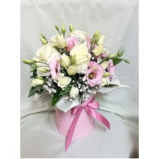 Букет от 7 бр бели рози ,декорирани с нежно розова еустома  в кутия.