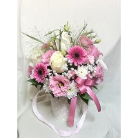 Рапсодия в розово Бели рози, мини гербер, еустома и хризантема аранжирани в кутия. Рапсодия в розово Бели рози, мини гербер, еустома и хризантема аранжирани в кутия.
