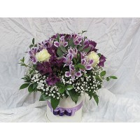 Бели рози и лилава алстромерия аранжирани в кутия. Бели рози и лилава алстромерия аранжирани в кутия.