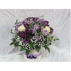 Бели рози и лилава алстромерия аранжирани в кутия.