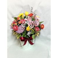 Микс от рози, алстромерия и хризантема аранжирани в кутия. Микс от рози, алстромерия и хризантема аранжирани в кутия.