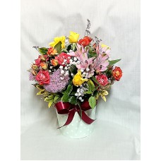 Микс от рози, алстромерия и хризантема аранжирани в кутия.