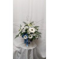 Бяла нежност от гербери, алстромерия и хризантема аранжирани в кутия. Бяла нежност от гербери, алстромерия и хризантема аранжирани в кутия.