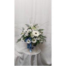 Бяла  нежност от гербери, алстромерия и хризантема аранжирани в кутия.