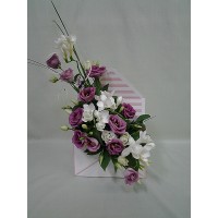 Ароматна бяла фрезия аранжирана в плик с нежна еустома. Ароматна бяла фрезия аранжирана в плик с нежна еустома.