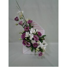 Ароматна бяла фрезия аранжирана в плик с нежна еустома.