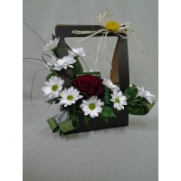 Прекрасна червена роза , аранжирана в чантичка , в комбинация на бяла хризантемка. Прекрасна червена роза , аранжирана в чантичка , в комбинация на бяла хризантемка.