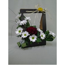 Прекрасна червена роза , аранжирана в чантичка , в комбинация на бяла хризантемка.