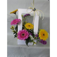 Жълти и розови гербери аранжирани в бяла чантичка. Жълти и розови гербери аранжирани в бяла чантичка.