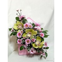 Орхидея цимбидиум в компанията на розови хризантеми. Орхидея цимбидиум в компанията на розови хризантеми.