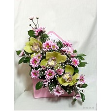 Орхидея цимбидиум в компанията на розови хризантеми.