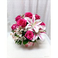 Рози, лилиум, алстромерия аранжирани в кутия.