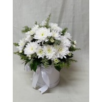 Кутия с бели хризантеми. Кутия с бели хризантеми.