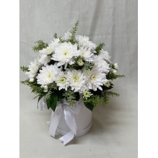 Кутия с бели хризантеми.