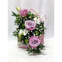 Три броя бледо лилави рози аранжирани в кутия плик. Три броя бледо лилави рози аранжирани в кутия плик.