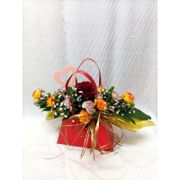 С любов, за теб! Рози аранжирани в кокетна чантичка. С любов, за теб! Рози аранжирани в кокетна чантичка.