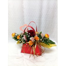 С любов, за теб! Рози аранжирани в кокетна чантичка.