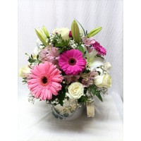 Кутия с бели рози и лилиум, нежно розова алстромерия и гербер. Кутия с бели рози и лилиум, нежно розова алстромерия и гербер.