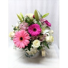 Кутия с бели рози и лилиум, нежно розова алстромерия и гербер.