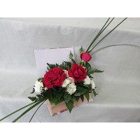 Три броя прекрасни рози аранжирани в кутия книга. Три броя прекрасни рози аранжирани в кутия книга.