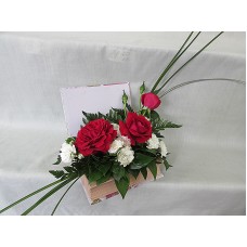 Три броя прекрасни рози аранжирани в кутия книга.