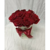 Девет броя червени рози ,аранжирани в стилна кутия. Девет броя червени рози ,аранжирани в стилна кутия.