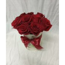 Девет броя червени рози ,аранжирани в стилна кутия.