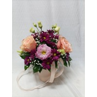 Рози цвят праскова в комбинация с еустома и хризантема, аранжирани в кутия. Рози цвят праскова в комбинация с еустома и хризантема, аранжирани в кутия.