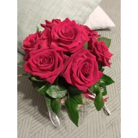 Седем броя червени рози ,аранжирани в стилна кутия. Седем броя червени рози ,аранжирани в стилна кутия.