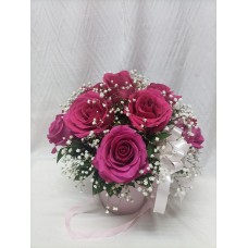 Единадесет  цикламени рози в комбинация с гипсофила , аранжирани в кутия.