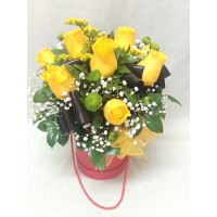 Тринадесет жълти рози в комбинация с гипсофила , аранжирани в кутия. Тринадесет жълти рози в комбинация с гипсофила , аранжирани в кутия.
