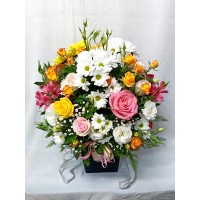 Пъстроцветна кутия с рози, еустома, алстромерия и хризантема. Пъстроцветна кутия с рози, еустома, алстромерия и хризантема.