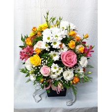 Пъстроцветна кутия с рози, еустома, алстромерия и хризантема.