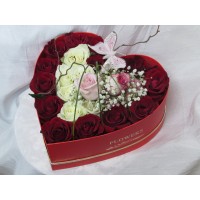 Двадесет и три бели и червени рози аранжирани в кутия сърце.