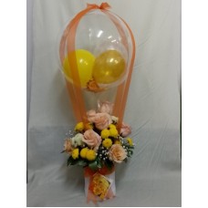 Празнична кутия с балони , аранжирана с рози и хризантема.