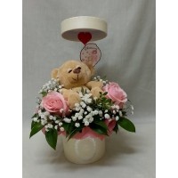 Прегърни ме! Кутия аранжирана с мече и нежно розови рози. Прегърни ме! Кутия аранжирана с мече и нежно розови рози.