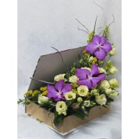 Кутия книга аранжирана с орхидея ванда и еустома. Кутия книга аранжирана с орхидея ванда и еустома.