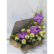 Кутия книга аранжирана с орхидея ванда и еустома.