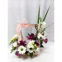 Ароматни бели фрезии аранжирани в комбинация с алстромерия и хризантеми. Ароматни бели фрезии аранжирани в комбинация с алстромерия и хризантеми.