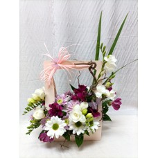 Ароматни бели фрезии аранжирани в комбинация с алстромерия и хризантеми.