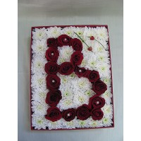 Буква от рози аранжирана в кутия. Буква от рози аранжирана в кутия.