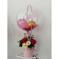 Кутия с рози и празнични балони. Кутия с рози и празнични балони.