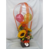 Кутия с цветя и празнични балони.