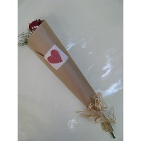 Букет 1 бр. роза, декорирана с гипсофил, нежна зеленина и семпла опаковка Букет 1 бр. роза, декорирана с гипсофил, нежна зеленина и семпла опаковка